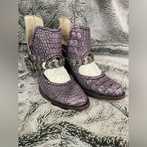 **SOLD** Freebird by Steven - Blade